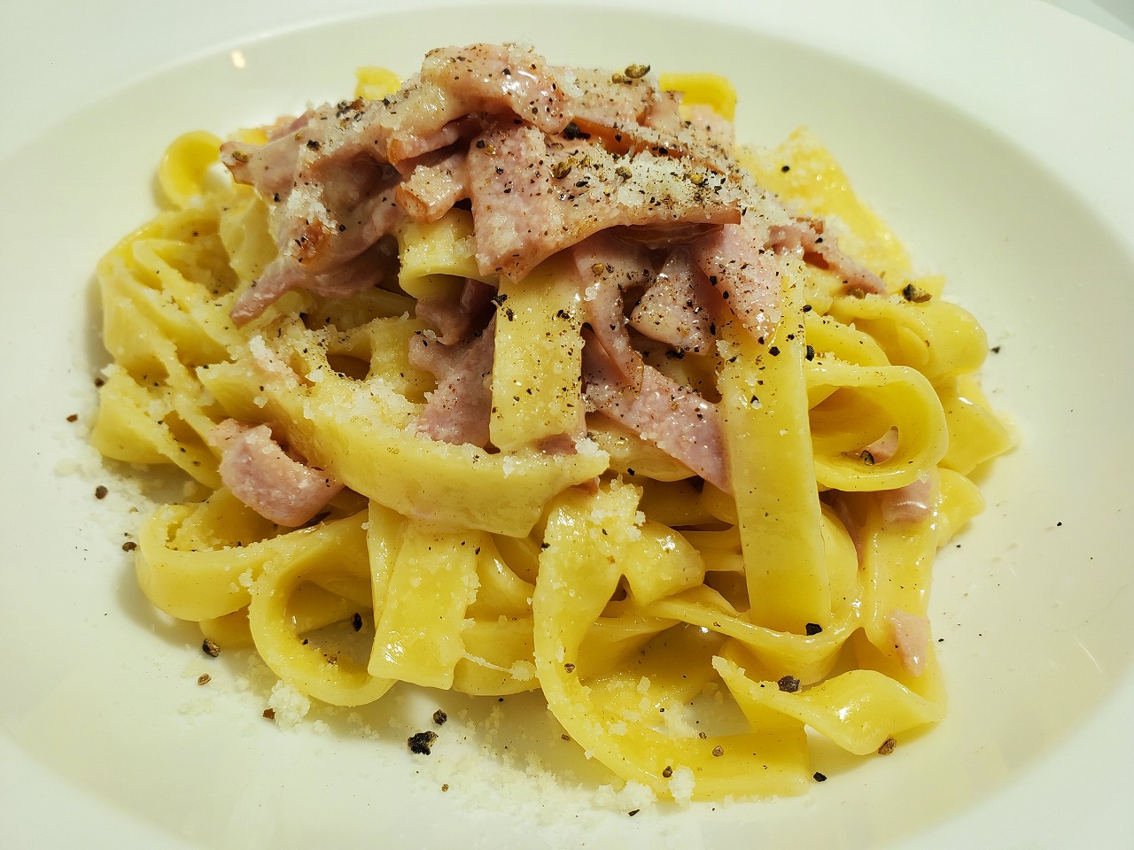 高知県高知市で洋食を食べるなら、イタリアンレストラン「アミーゴ」へ。デリバリー(宅配)や持ち帰り、飲み放題のコースやパーティープランも。