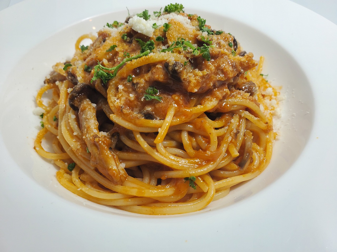 高知県高知市で洋食を食べるなら、イタリアンレストラン「アミーゴ」へ。デリバリー(宅配)や持ち帰り、飲み放題のコースやパーティープランも。