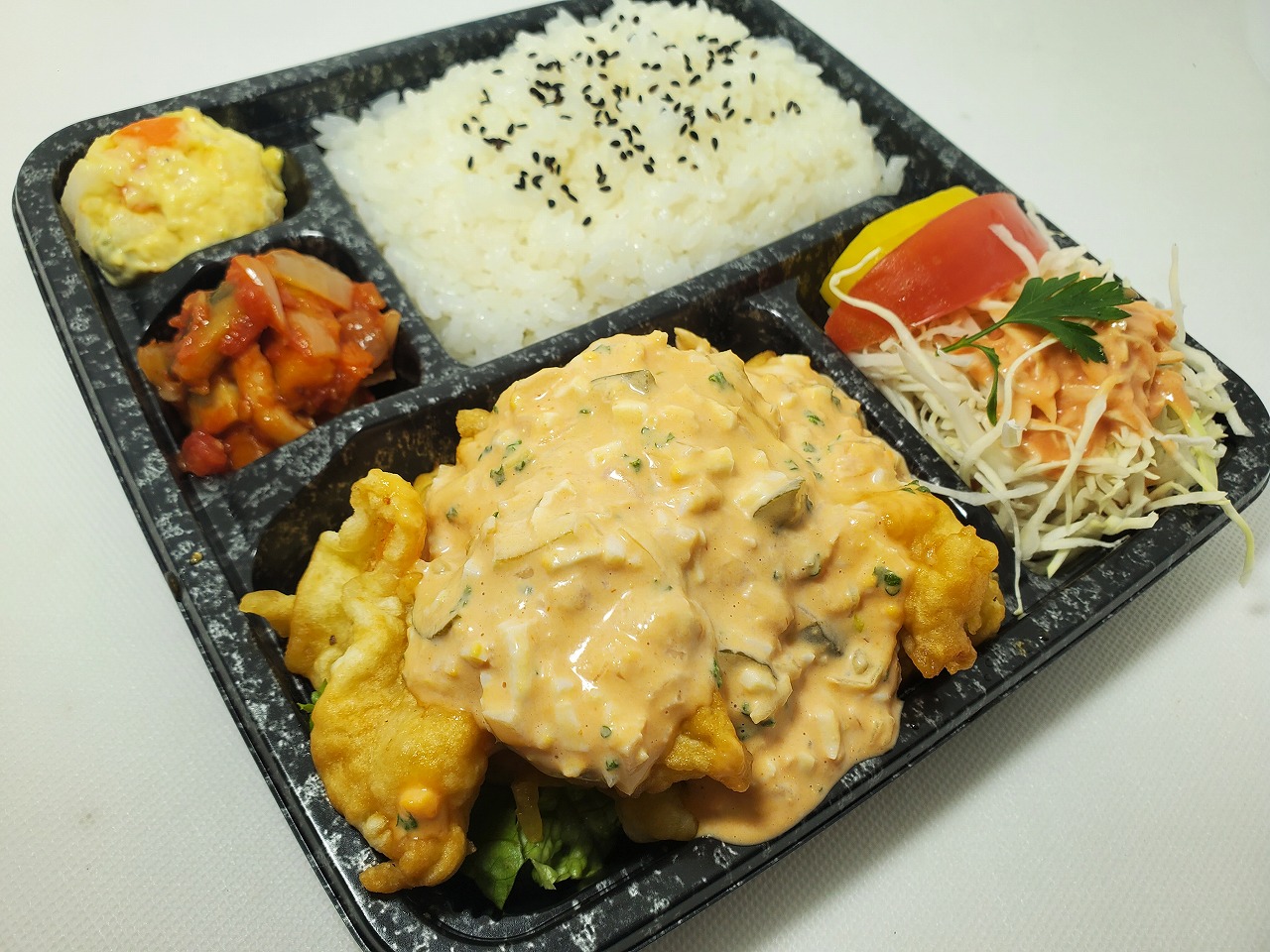 高知県高知市で洋食を食べるなら、イタリアンレストラン「アミーゴ」へ。デリバリー(宅配)や持ち帰り、飲み放題のコースやパーティープランも。