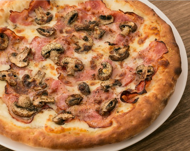 高知県高知市で洋食を食べるなら、イタリアンレストラン「アミーゴ」へ。デリバリー(宅配)や持ち帰り、飲み放題のコースやパーティープランも。