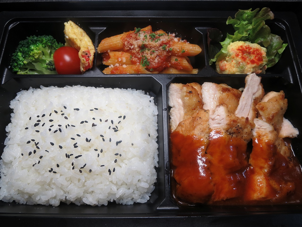 高知県高知市で洋食を食べるなら、イタリアンレストラン「アミーゴ」へ。デリバリー(宅配)や持ち帰り、飲み放題のコースやパーティープランも。