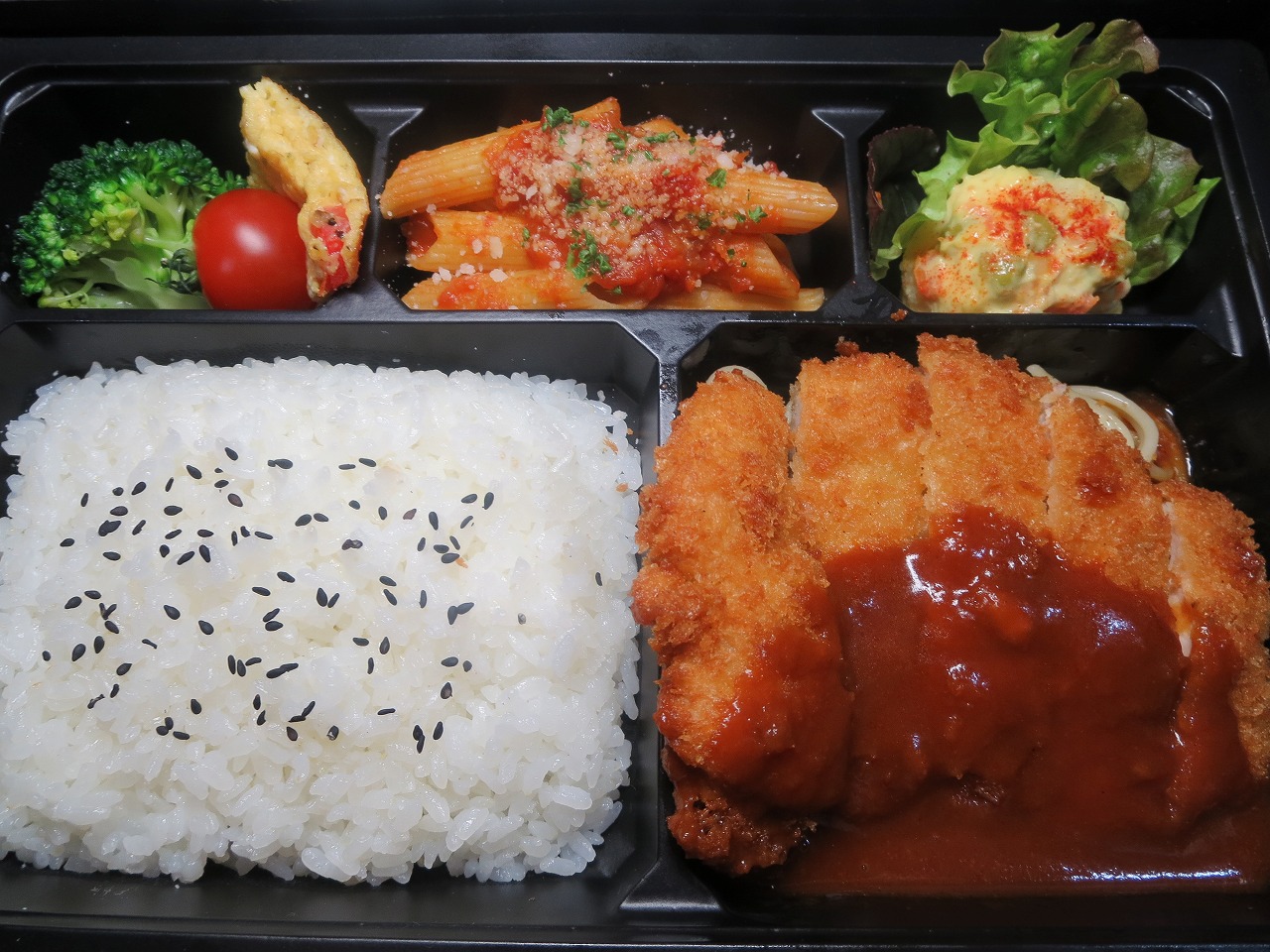 高知県高知市で洋食を食べるなら、イタリアンレストラン「アミーゴ」へ。デリバリー(宅配)や持ち帰り、飲み放題のコースやパーティープランも。