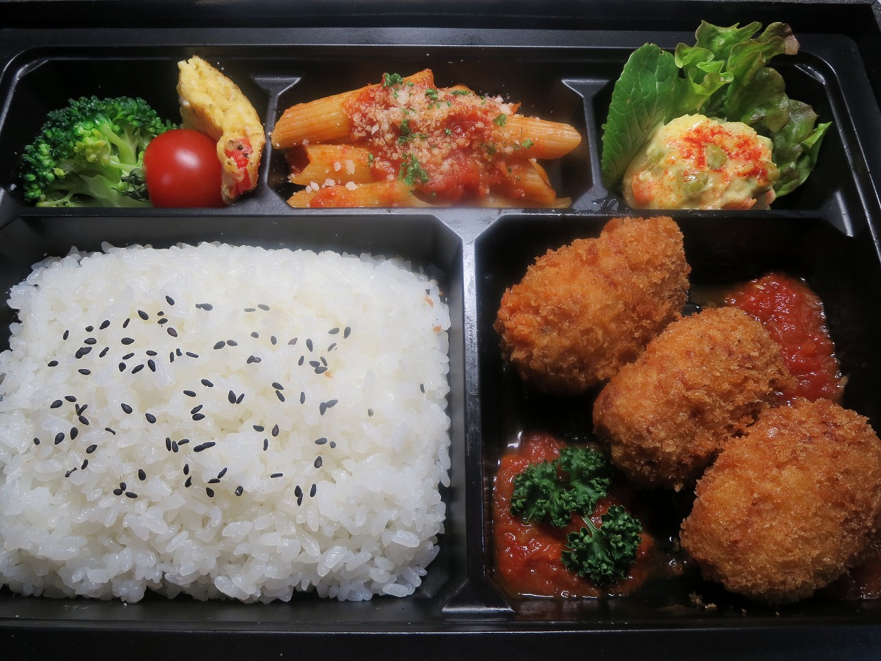 高知県高知市で洋食を食べるなら、イタリアンレストラン「アミーゴ」へ。デリバリー(宅配)や持ち帰り、飲み放題のコースやパーティープランも。