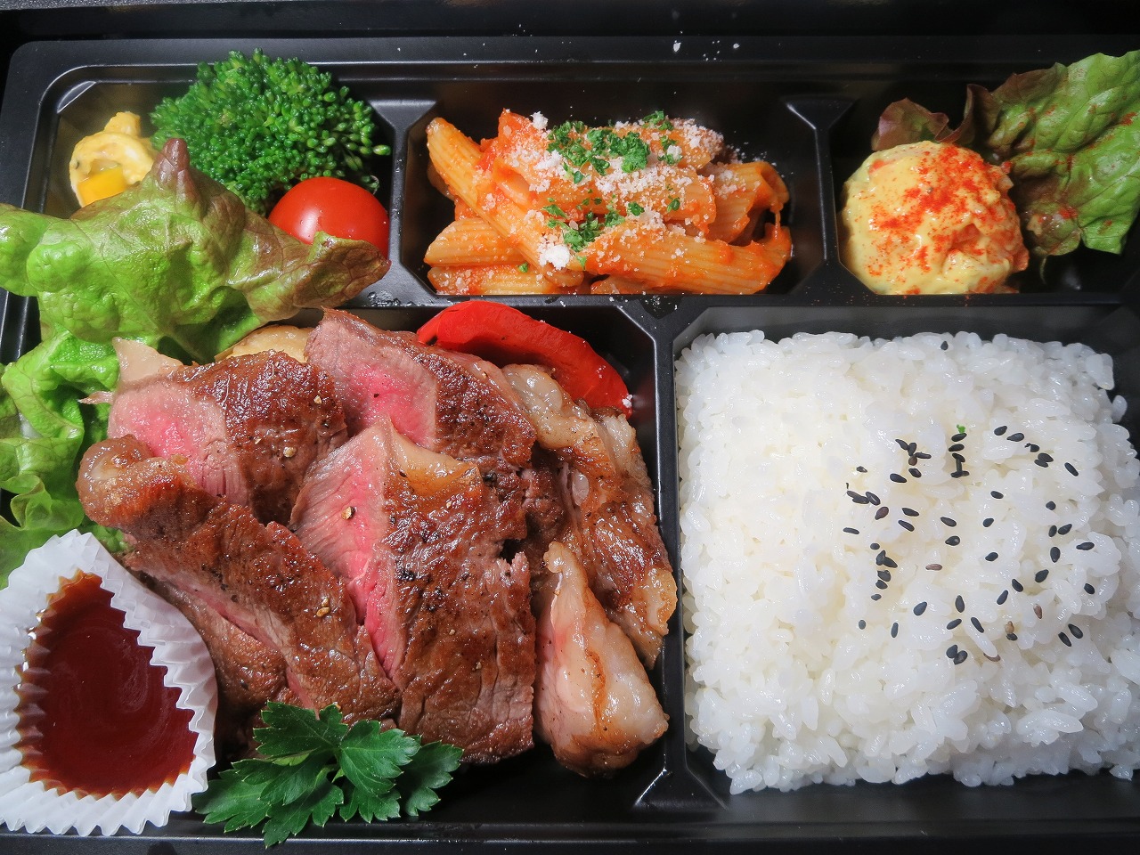高知県高知市で洋食を食べるなら、イタリアンレストラン「アミーゴ」へ。デリバリー(宅配)や持ち帰り、飲み放題のコースやパーティープランも。