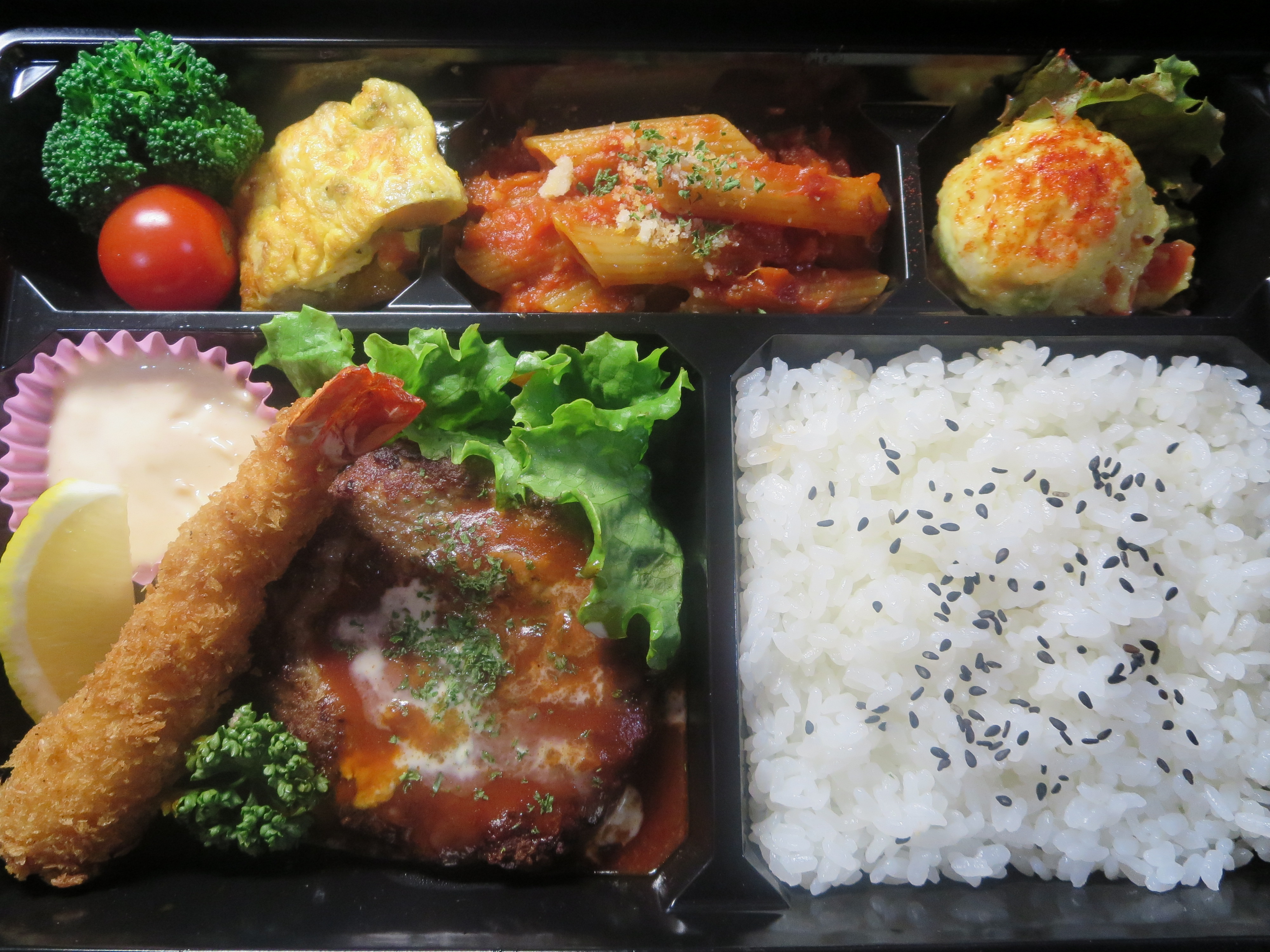 高知県高知市で洋食を食べるなら、イタリアンレストラン「アミーゴ」へ。デリバリー(宅配)や持ち帰り、飲み放題のコースやパーティープランも。
