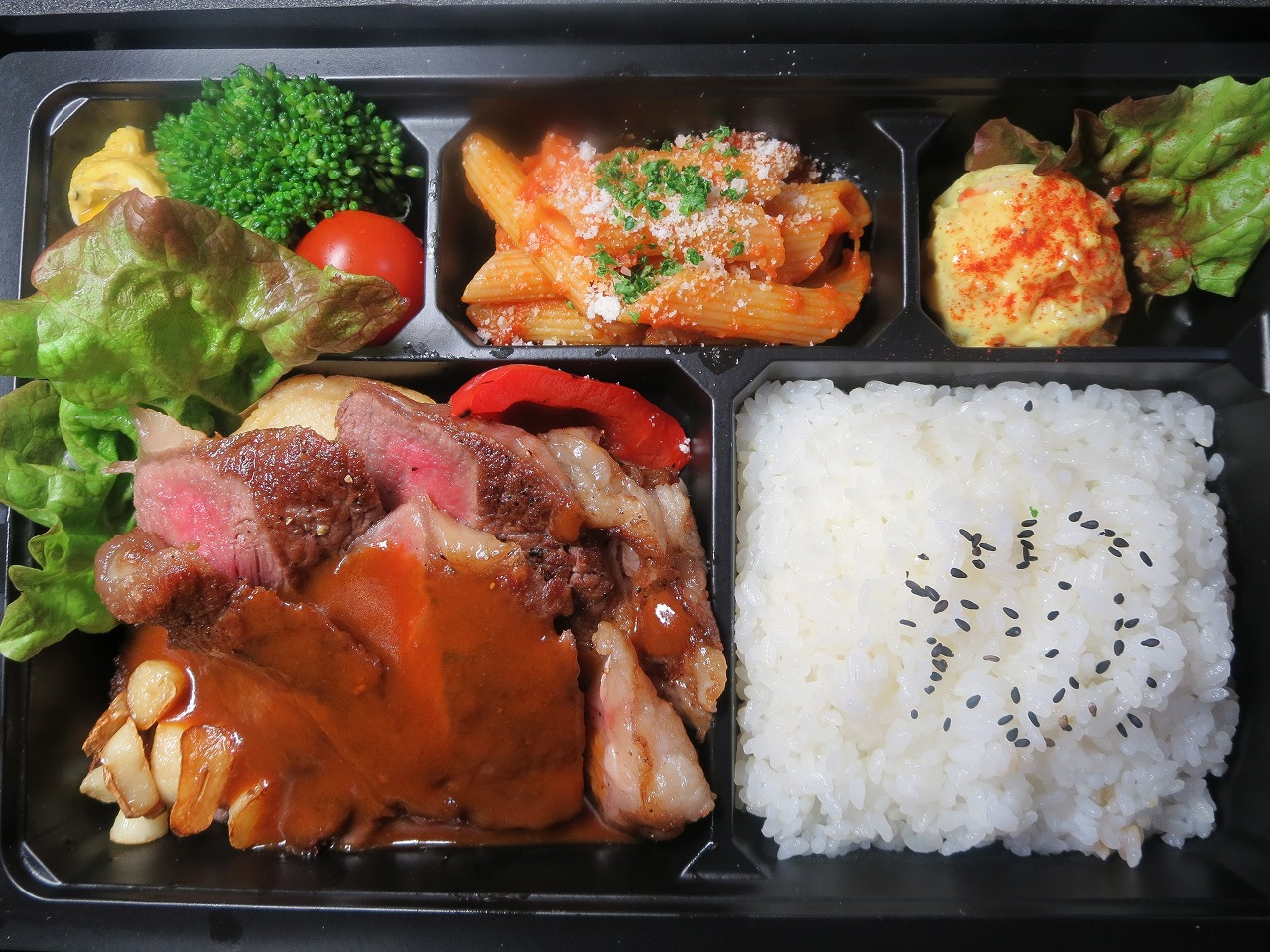 高知県高知市で洋食を食べるなら、イタリアンレストラン「アミーゴ」へ。デリバリー(宅配)や持ち帰り、飲み放題のコースやパーティープランも。