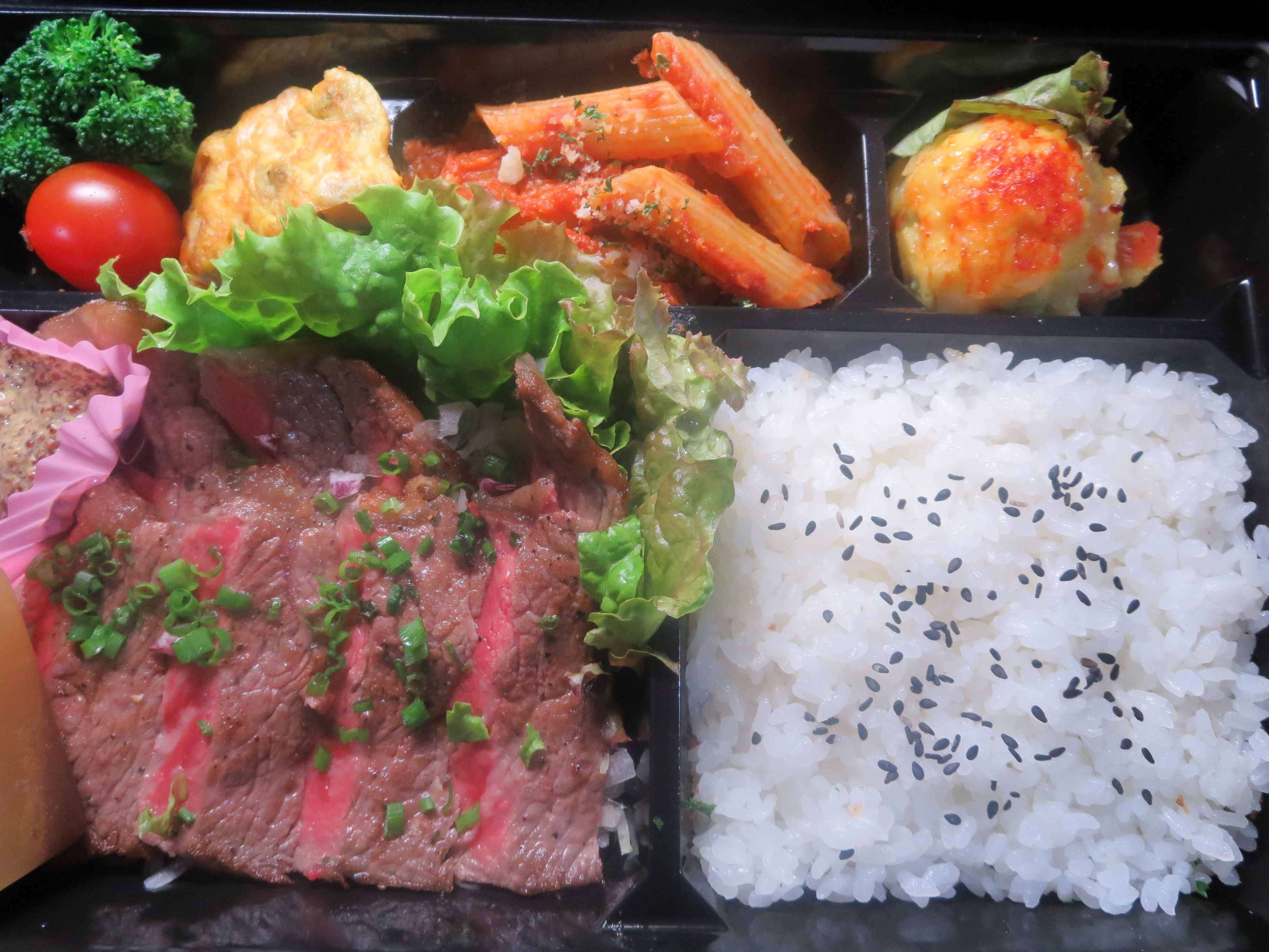 高知県高知市で洋食を食べるなら、イタリアンレストラン「アミーゴ」へ。デリバリー(宅配)や持ち帰り、飲み放題のコースやパーティープランも。