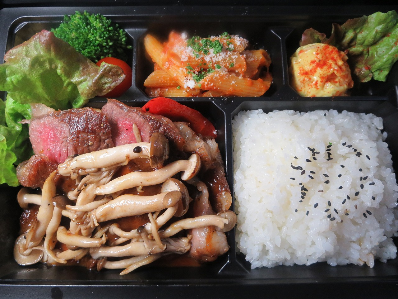 高知県高知市で洋食を食べるなら、イタリアンレストラン「アミーゴ」へ。デリバリー(宅配)や持ち帰り、飲み放題のコースやパーティープランも。
