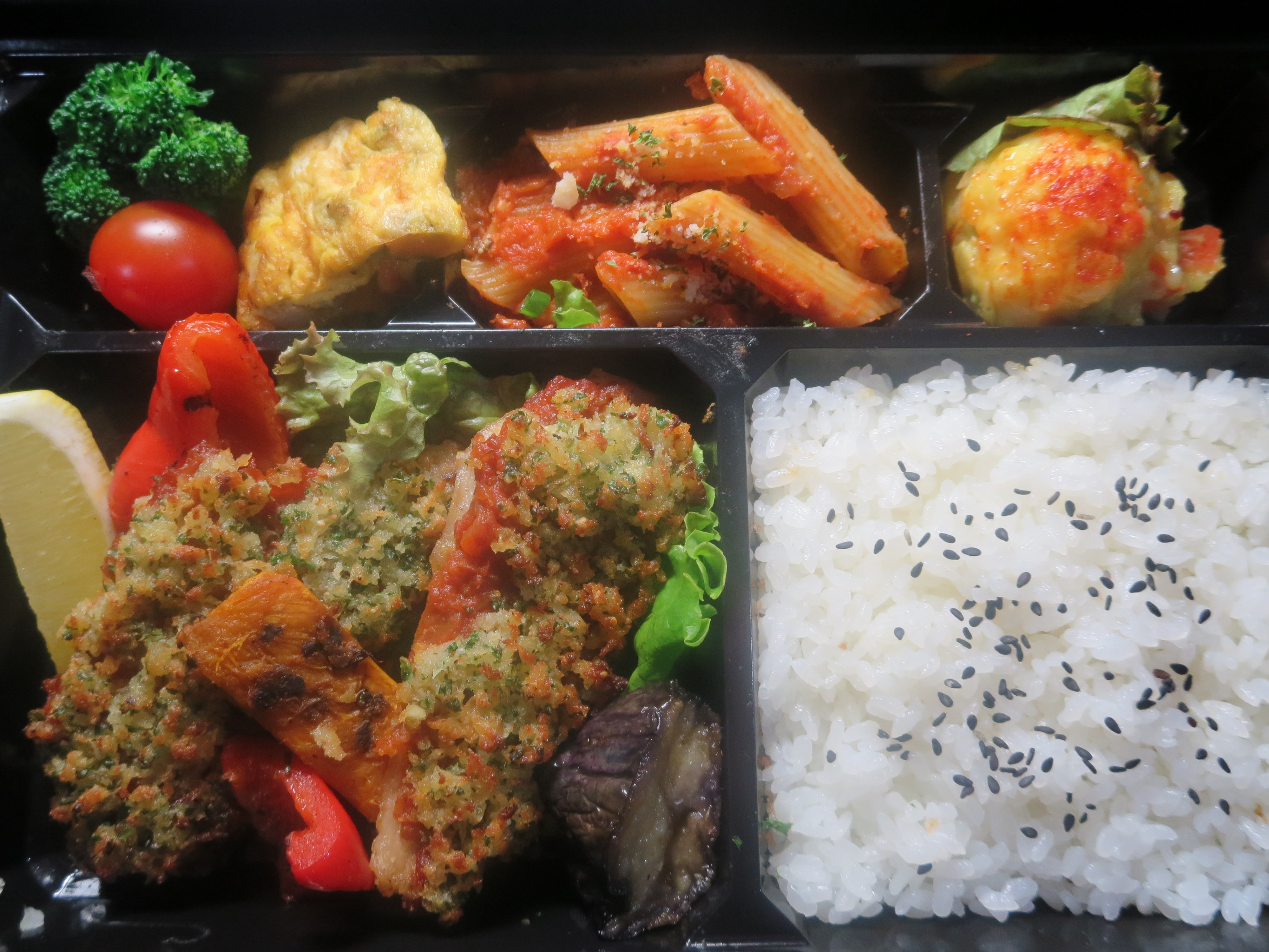 高知県高知市で洋食を食べるなら、イタリアンレストラン「アミーゴ」へ。デリバリー(宅配)や持ち帰り、飲み放題のコースやパーティープランも。
