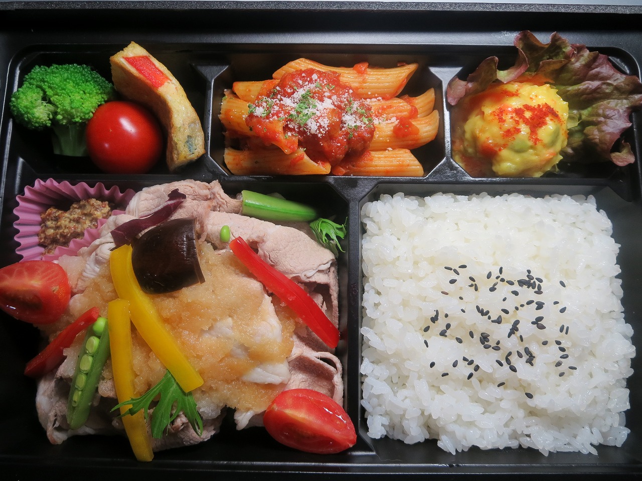 高知県高知市で洋食を食べるなら、イタリアンレストラン「アミーゴ」へ。デリバリー(宅配)や持ち帰り、飲み放題のコースやパーティープランも。