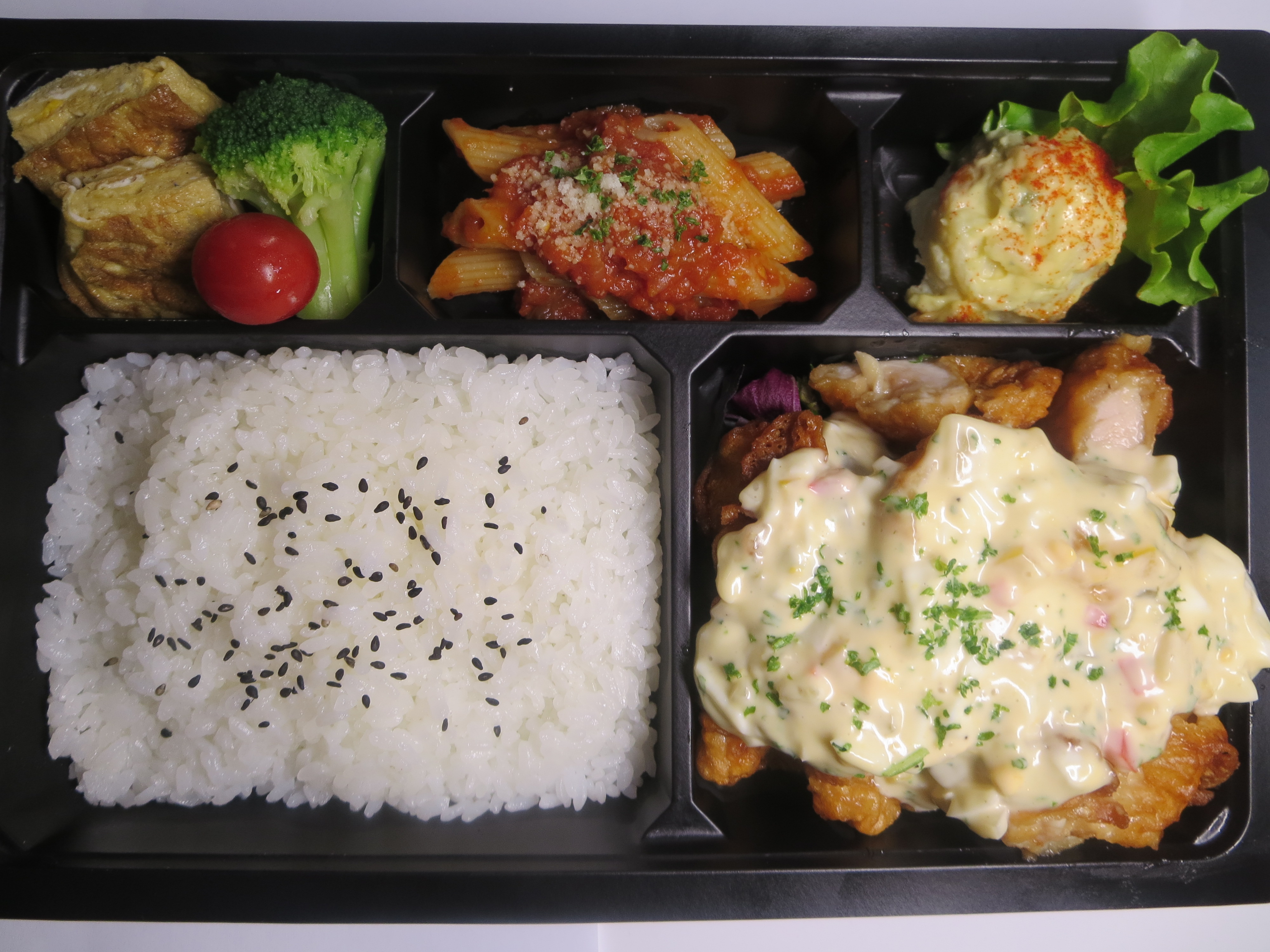 高知県高知市で洋食を食べるなら、イタリアンレストラン「アミーゴ」へ。デリバリー(宅配)や持ち帰り、飲み放題のコースやパーティープランも。