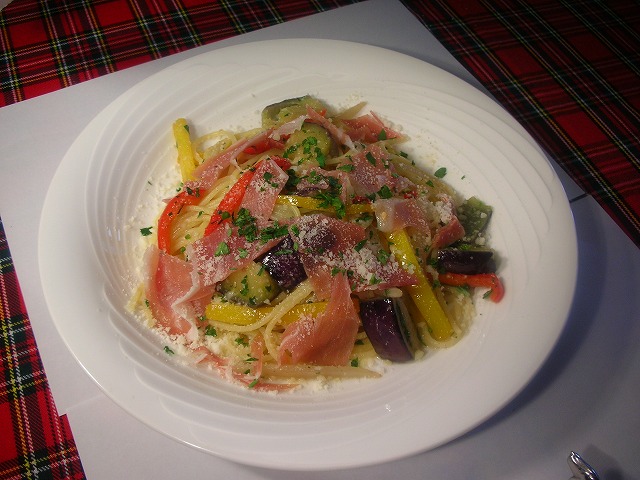 高知県高知市で洋食を食べるなら、イタリアンレストラン「アミーゴ」へ。デリバリー(宅配)や持ち帰り、飲み放題のコースやパーティープランも。